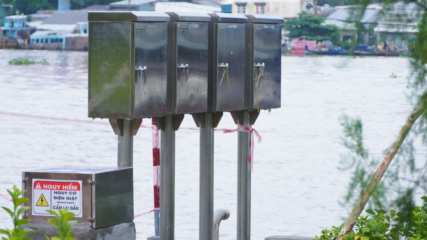 Lanh dao Phong Quan ly do thi quan Ninh Kieu thong tin, sau 5 ngay thi cong, cong trinh chan nuoc trieu cuong tai khu vuc Ben Ninh Kieu da hoan thanh, voi kinh phi gan 100 trieu dong tu nguon xa hoi hoa.