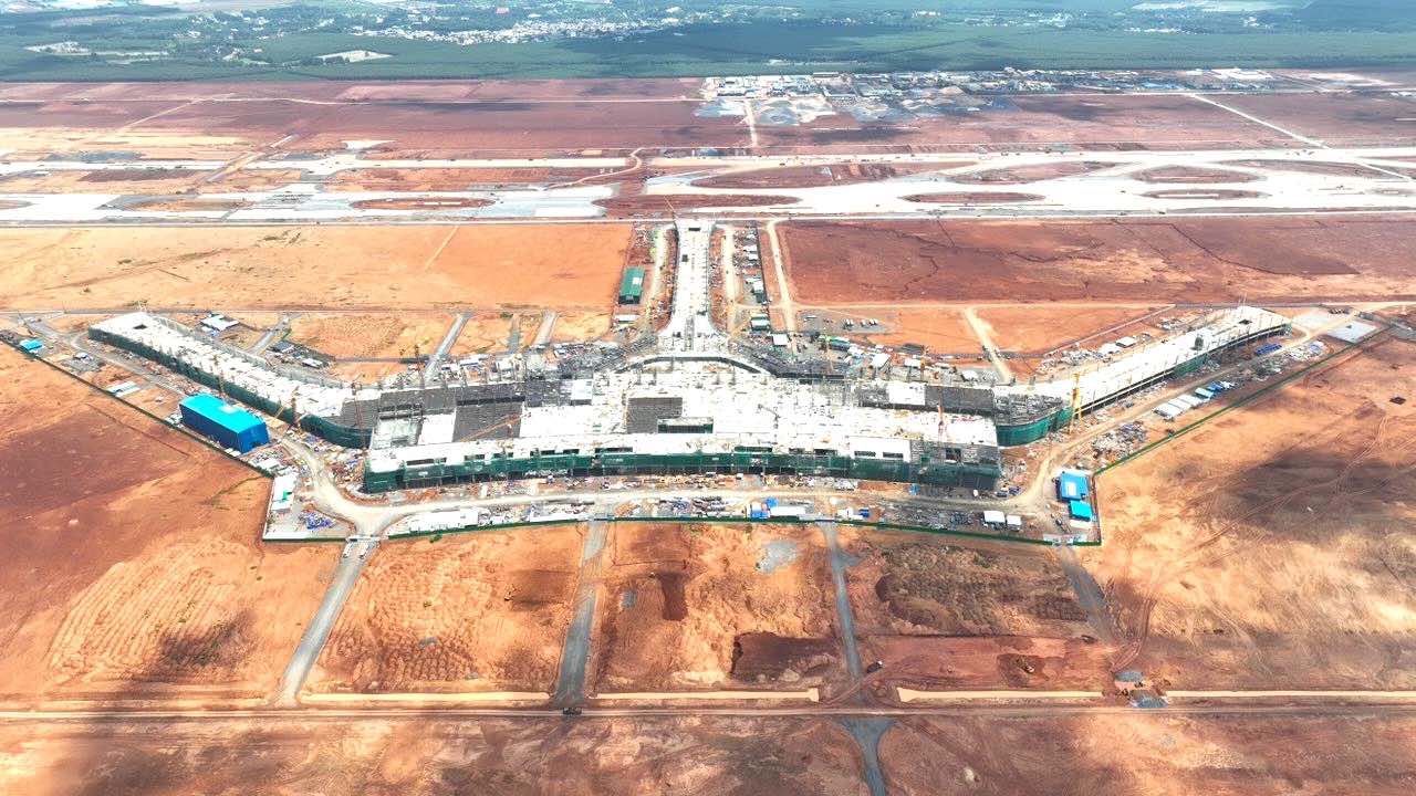 The North-South high-speed railway passes through Long Thanh airport in Dong Nai. Photo: HAC