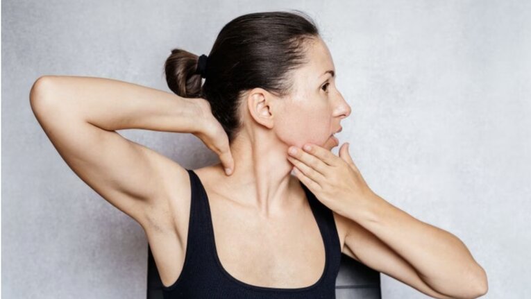 Exercises to help relieve stiff neck pain. Photo: According to Healthshots.