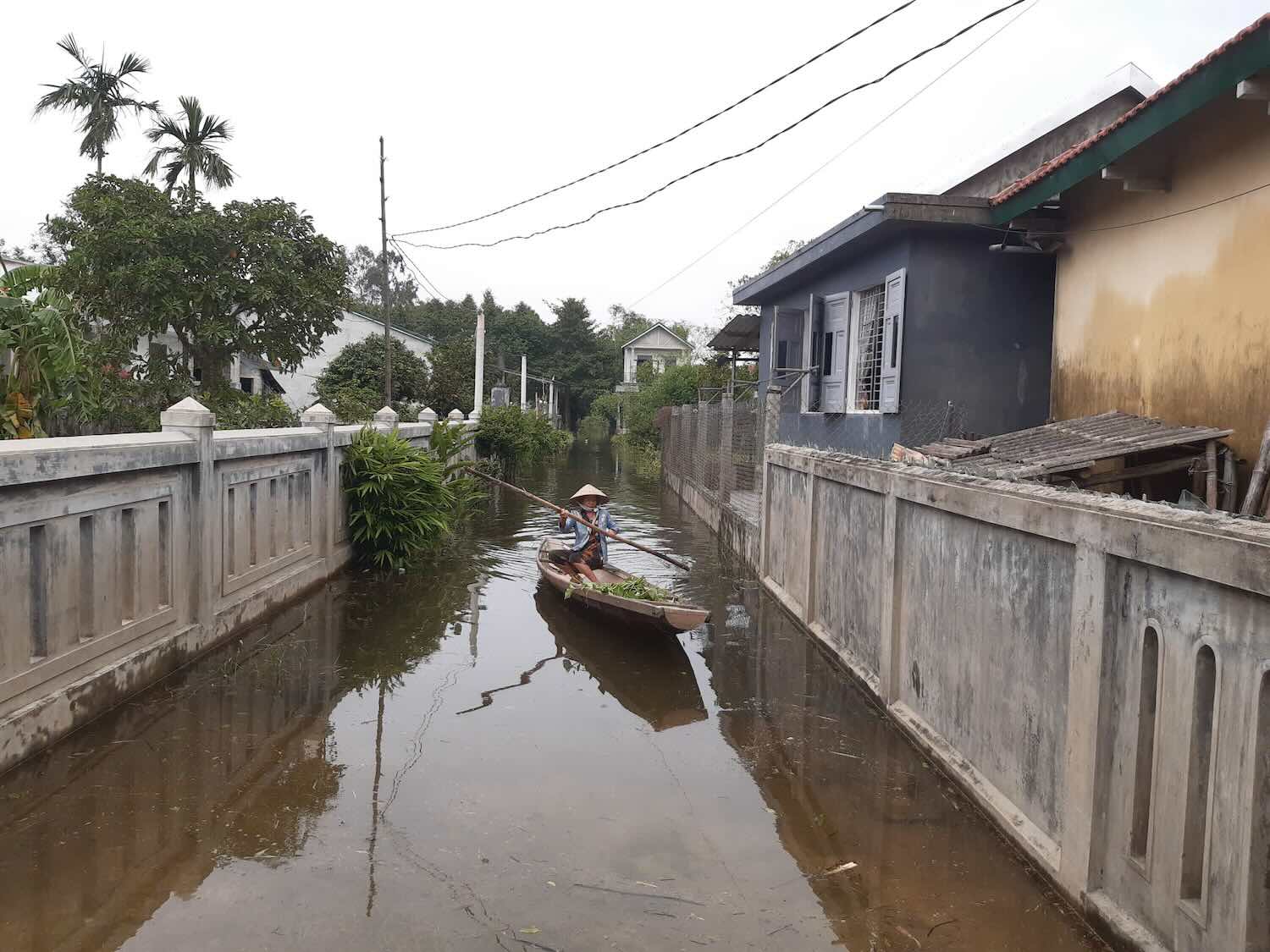 Many roads in Xuan Tuy village (Quang Phu commune, Quang Dien district) were flooded due to heavy rains over the past few days. To make travel easier, people used boats to move around. Photo: Tuan Hiep.