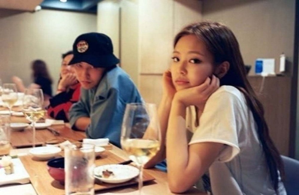 G-Dragon tung vuong tin don he ho voi dan em cung cong ty Jennie (Blackpink). Anh: Instagram