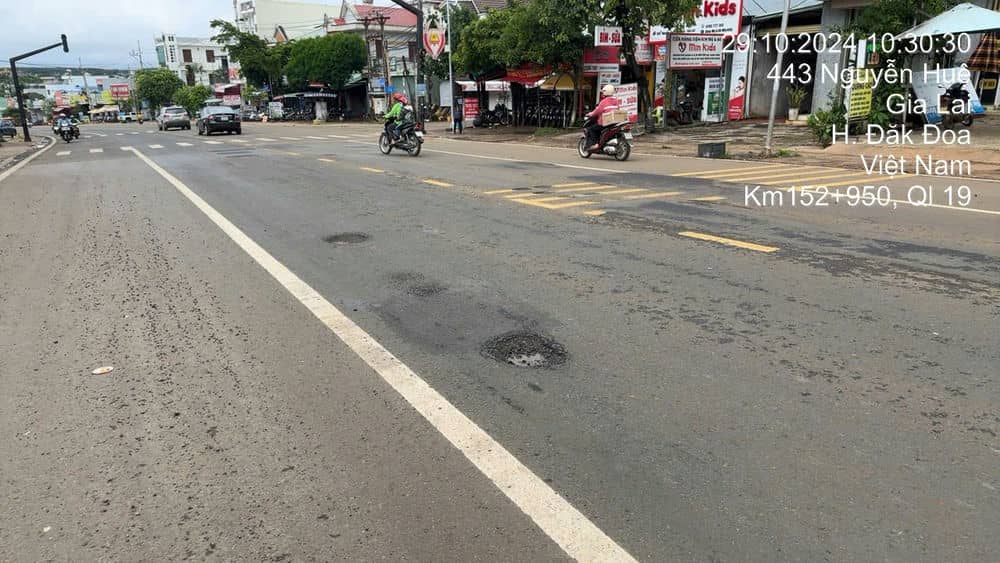 Quốc lộ 19 đoạn qua thị trấn Đak Đoa mới thảm bê tông nhựa nhưng đã xuất hiện nhiều hư hỏng và chắp vá tạm bợ. Ảnh: Thanh Tuấn