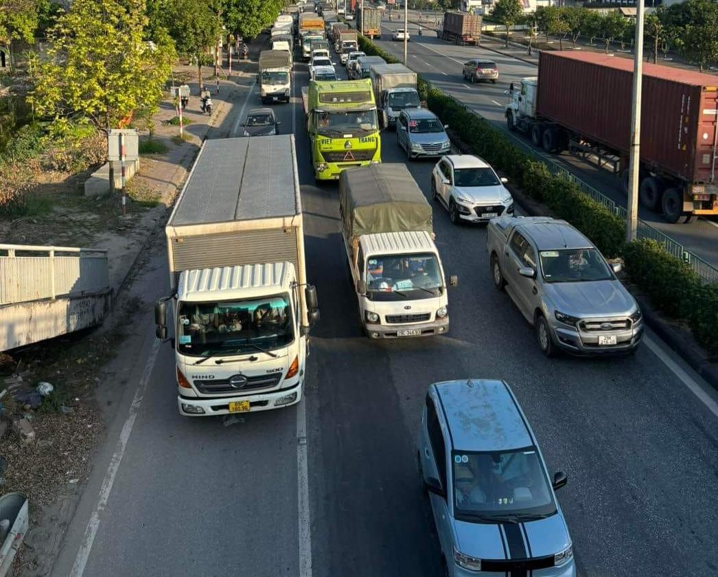 Xay dung duong tren cao du kien se lam giam ap luc giao thong hien nay tren tuyen duong quoc lo 5. Anh: Nguoi dan cung cap