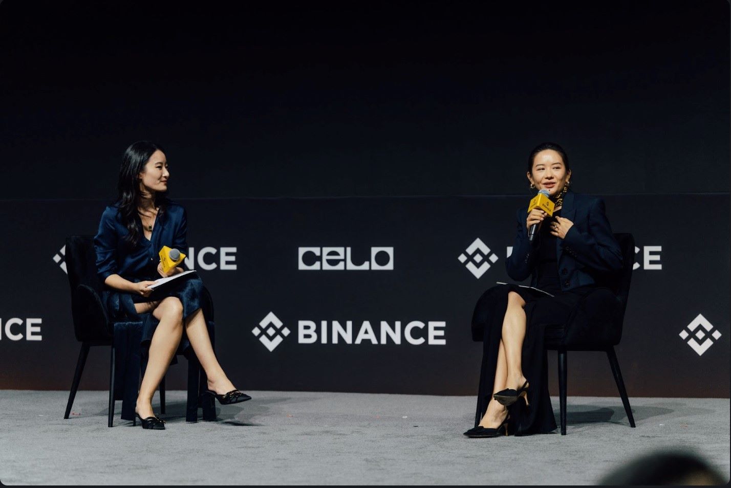 Yi He, dong sang lap Binance (phai) chia se nhieu muc tieu tai BBW 2024. Anh: BBW