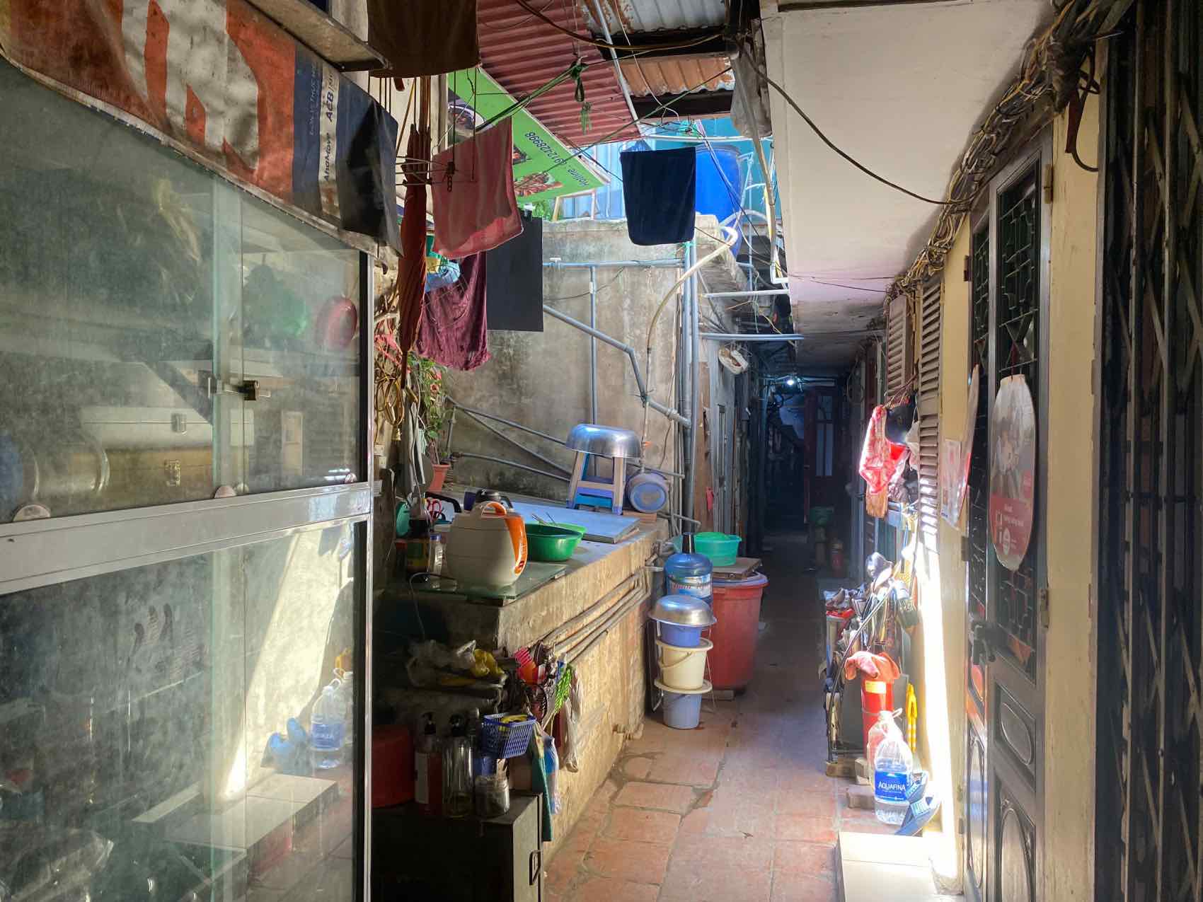 Khu tập thể Vọng Đức (quận Hoàn Kiếm, Hà Nội) tương đối chật hẹp, gây bất tiện cho người dân. Ảnh: Nhật Minh