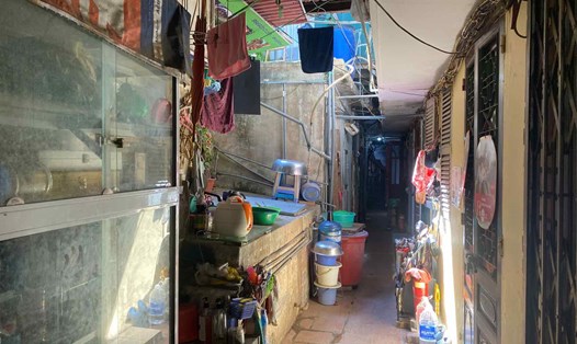 Khu tập thể Vọng Đức (quận Hoàn Kiếm, Hà Nội) tương đối chật hẹp, gây bất tiện cho người dân. Ảnh: Nhật Minh