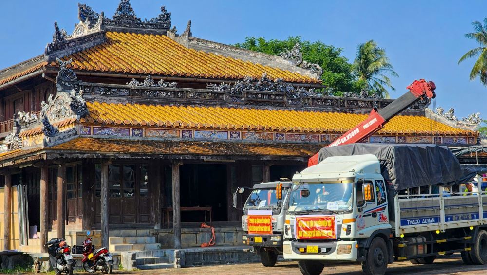 Ngay 2.11, lanh dao Bao tang Lich su tinh Thua Thien Hue cho biet, nhieu hien vat cac loai, trong do co cac Bao vat Quoc gia tai Bao tang Lich su tinh Thua Thien Hue dang duoc di chuyen ve dia diem moi de tra lai khong gian cho Di tich Quoc Tu Giam.