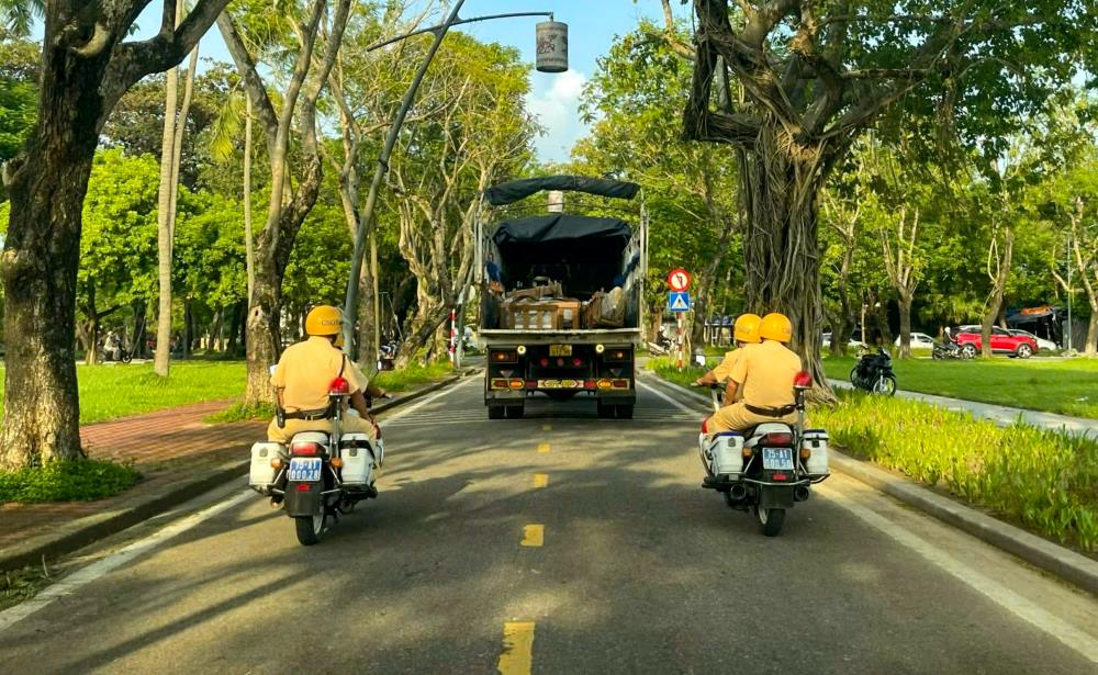 De dam bao cho qua trinh di chuyen, Bao tang Lich su Thua Thien Hue nho su ho tro cua canh sat giao thong ap tai, dan duong cho xe cho hien vat. 