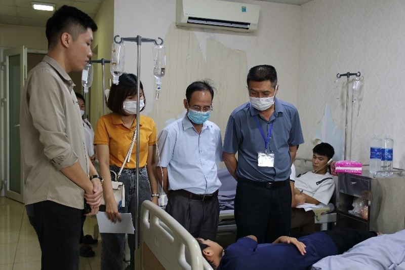 Dozens of students from Lao Cai College were hospitalized after having lunch at the school canteen. Photo: Dinh Dai