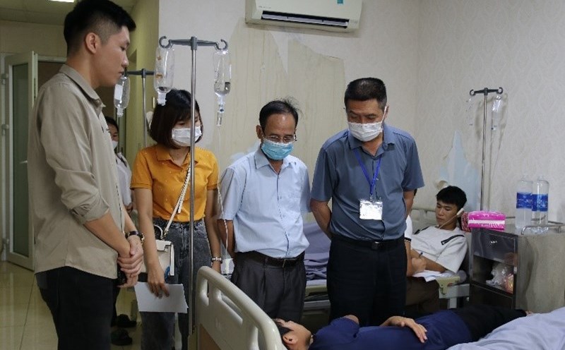 Dozens of students from Lao Cai College were hospitalized after having lunch at the school canteen. Photo: Dinh Dai