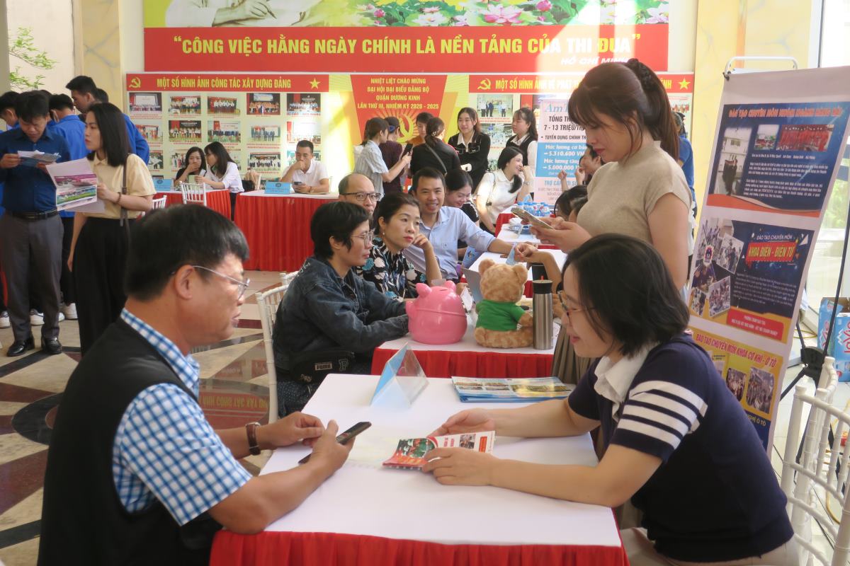 Workers participate in recruitment consultation at the program. Photo: Hai Phong Portal
