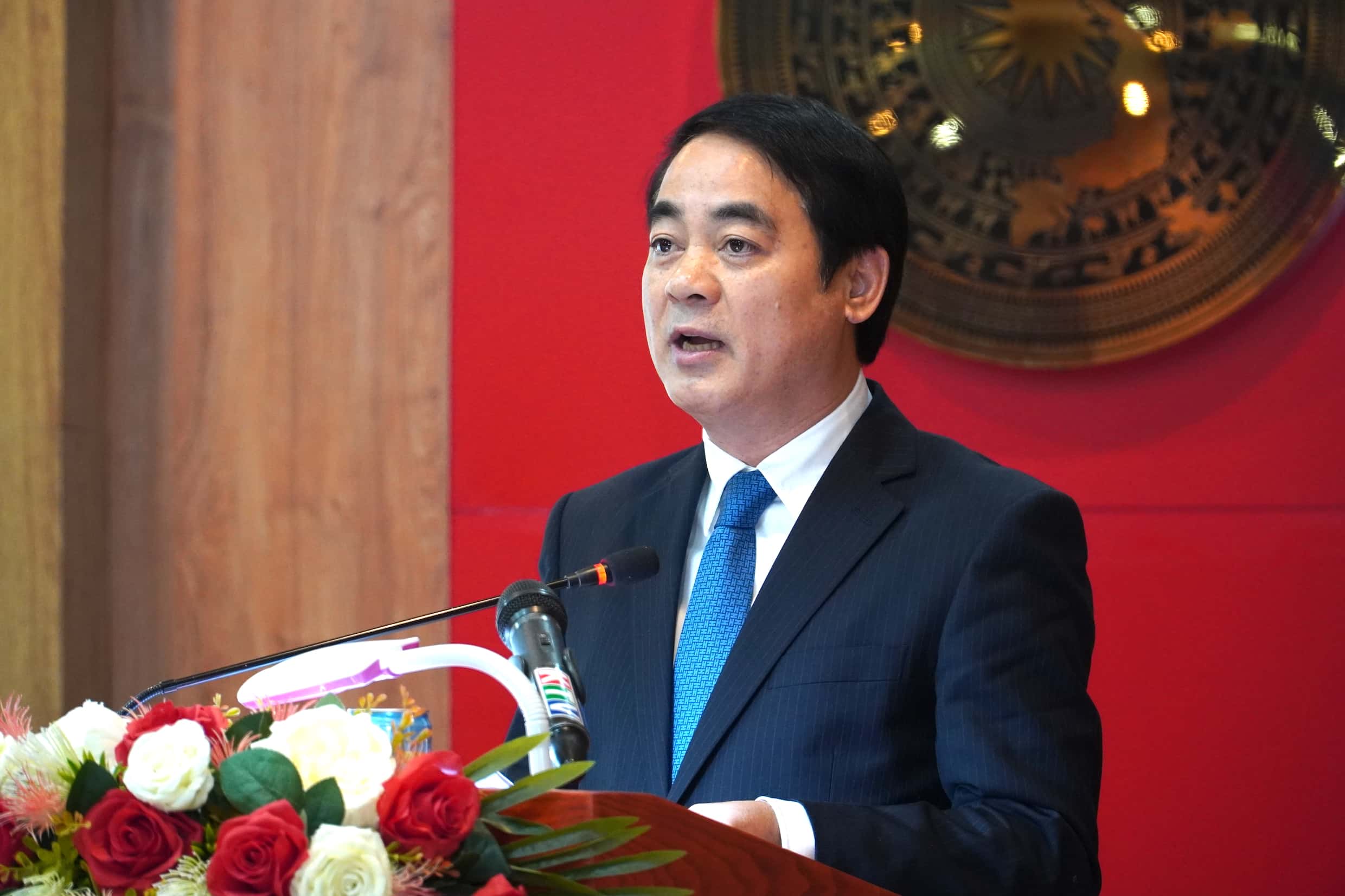 Receiving the assignment, the new Secretary of Khanh Hoa shared his feelings of joy mixed with anxiety. Photo: Huu Long