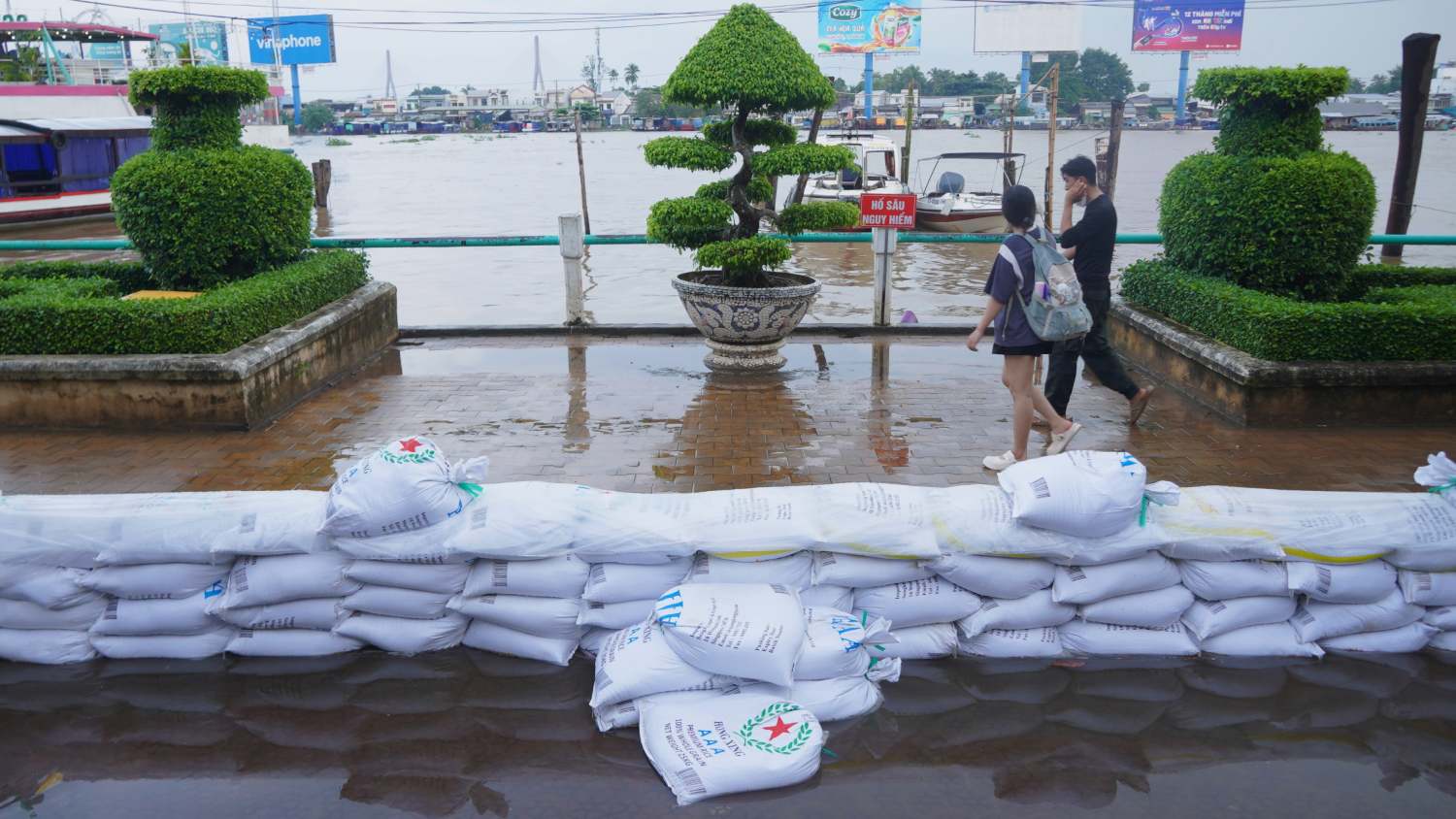 Các đoạn còn lại đều được đắp bao cát để chắn nước triều cường. Ảnh: Tạ Quang 