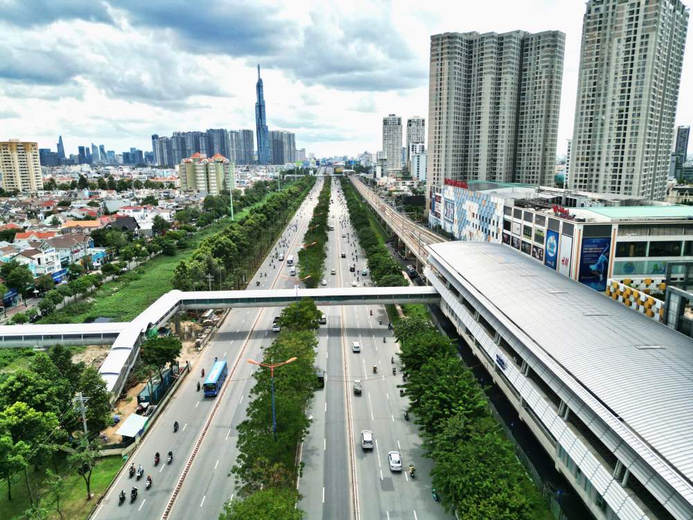 He thong di bo ket noi cac ga tren cao Metro so 1 (Ben Thanh - Suoi Tien) la mot trong nhung hang muc thi cong cuoi cung cua du an. Doc tuyen co 9 cau di bo duoc xay dung, chu yeu tren dai lo Vo Nguyen Giap - xa lo Ha Noi ket noi vao tang trung chuyen nha ga. Tuy vi tri, moi cau dai 80-150m, rong khoang 3,5m, cao gan 5m.