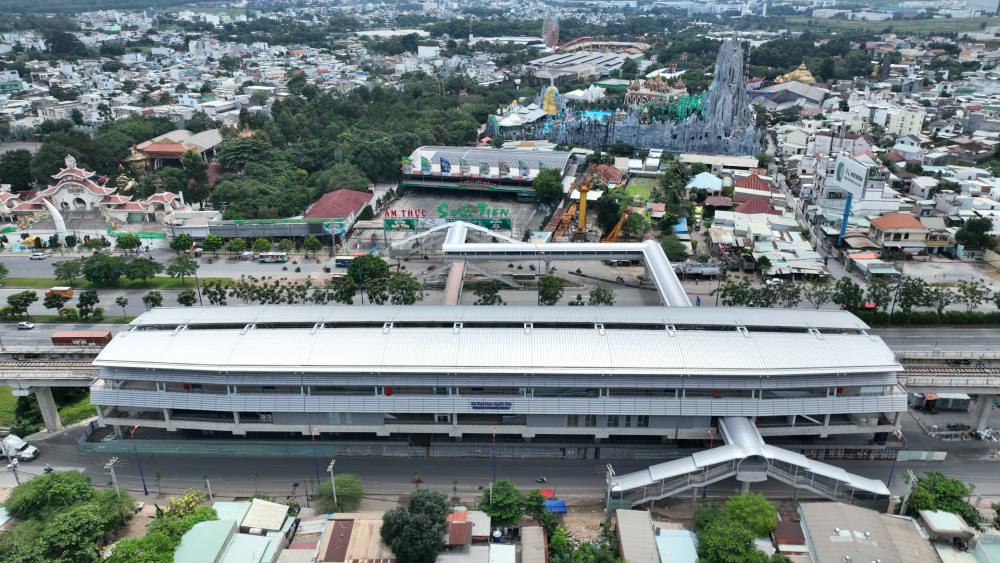 Theo chu dau tu, cac cau di bo duoc thiet ket hai hoa voi canh quan xung quanh. Khi hoan thanh, doc hai ben cau bo tri bon hoa, cay xanh, ket hop thong gio tu nhien. De tang ket noi va thuan tien cho nguoi khuyen tat, lon tuoi... TPHCM dang tinh toan lap dat thang may tai cac cau di bo.