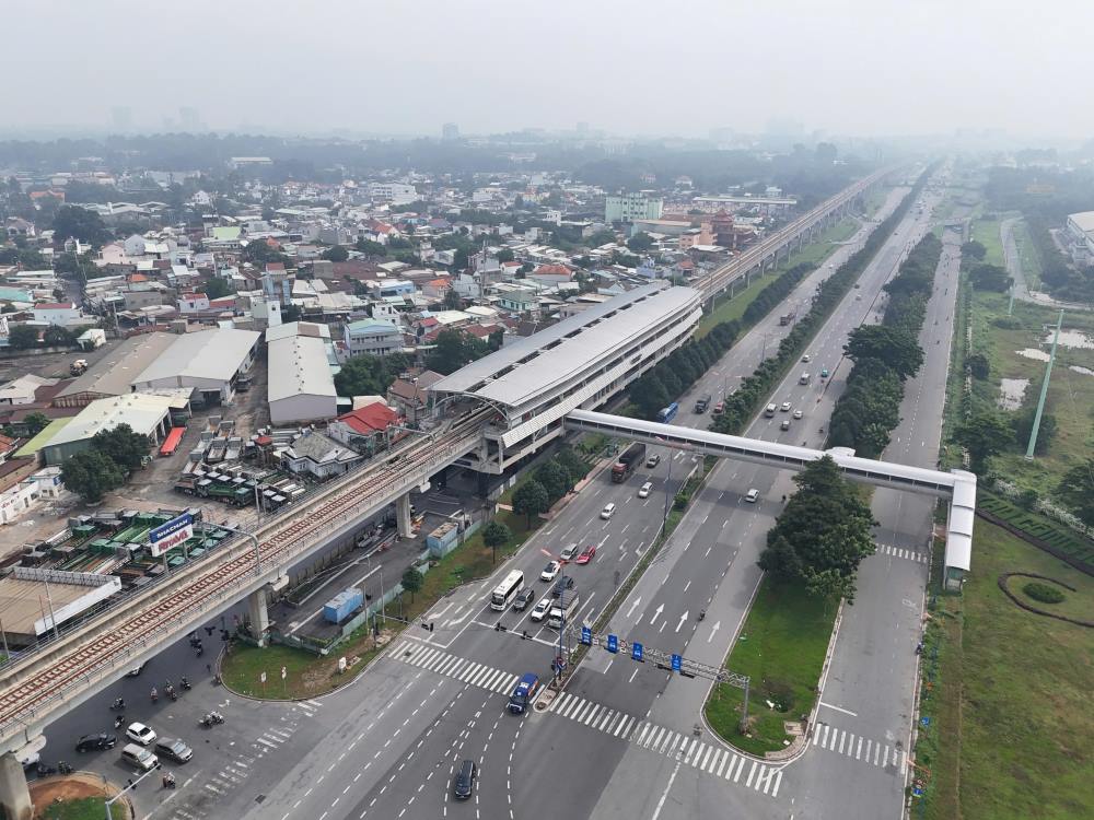 Cau di bo ket noi ga Khu Cong nghe cao la cong trinh duoc thi cong dau tien, hoan thanh hoi dau nam nay. Tu mai vom den lan can duoc thiet ke khoang thong gio, phia trong da duoc lat gach, chi dan cho nguoi khuyet tat... Tai khu vuc nay thuong co mat do xe day dac, nhat la oto trong tai lon nen khi Metro dua vao khai thac, cau di bo se giup khach an toan khi ra vao nha ga.