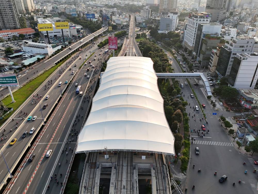 Cach ga Thao Dien 1,2km la cau di bo noi vao ga Tan Cang (quan Binh Thanh) nhin tu tren cao. Tan Cang la ga lon nhat va kien truc khac biet so voi cac ga tren cao cua Metro Ben Thanh - Suoi Tien. Nha ga nay duoc thiet ke 4 lan tau chay (cac ga khac co 2 lan) de sau nay lam diem trung chuyen cho ca tuyen Metro So 5 (cau Sai Gon - nga tu Bay Hien). Do nam sat cau Sai Gon, cau di bo tai nha ga chi ket noi ve mot ben khu dan cu.