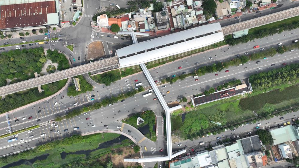 Ghi nhan cua Lao Dong trong ngay 2.11, 9 cay cau di bo ket noi voi nha ga tuyen Metro so 1 (Ben Thanh - Suoi Tien) co ban da hoan tat. 