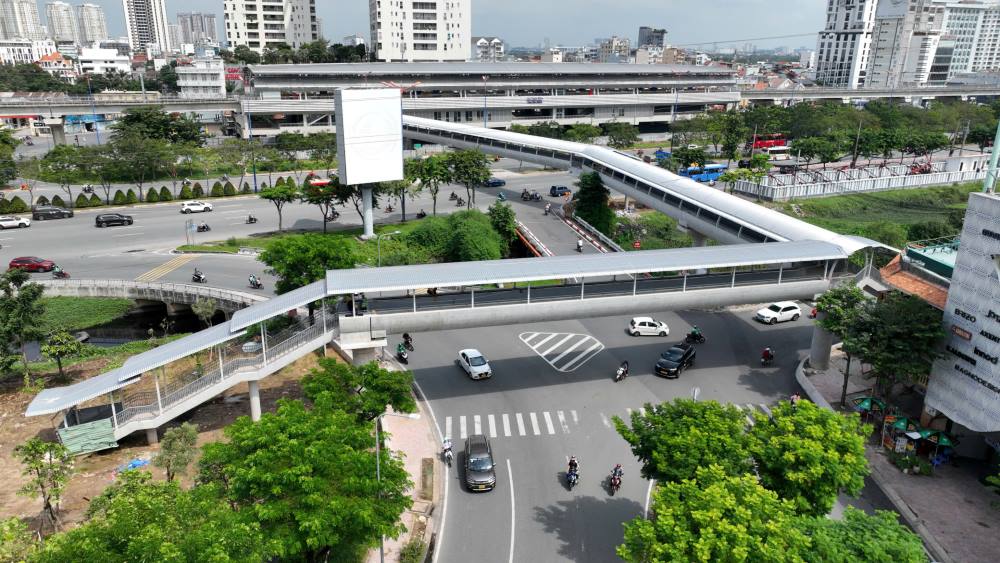 Tai ga tren cao Thao Dien, hang muc cau di bo duoc thiet ke hai nhanh, gom mot nhanh ket noi qua duong song hanh Vo Nguyen Giap va nhanh bang qua cau Den dan vao cong vien duoi da cau Sai Gon. Ket cau cau, mai che, he thong co dien, bang hieu… deu da hoan tat.