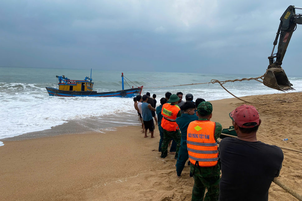 The fishing boat of Phu Yen fishermen drifted and was pulled ashore by authorities. Photo: Minh Du