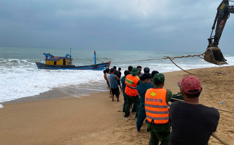 The fishing boat of Phu Yen fishermen drifted and was pulled ashore by authorities. Photo: Minh Du