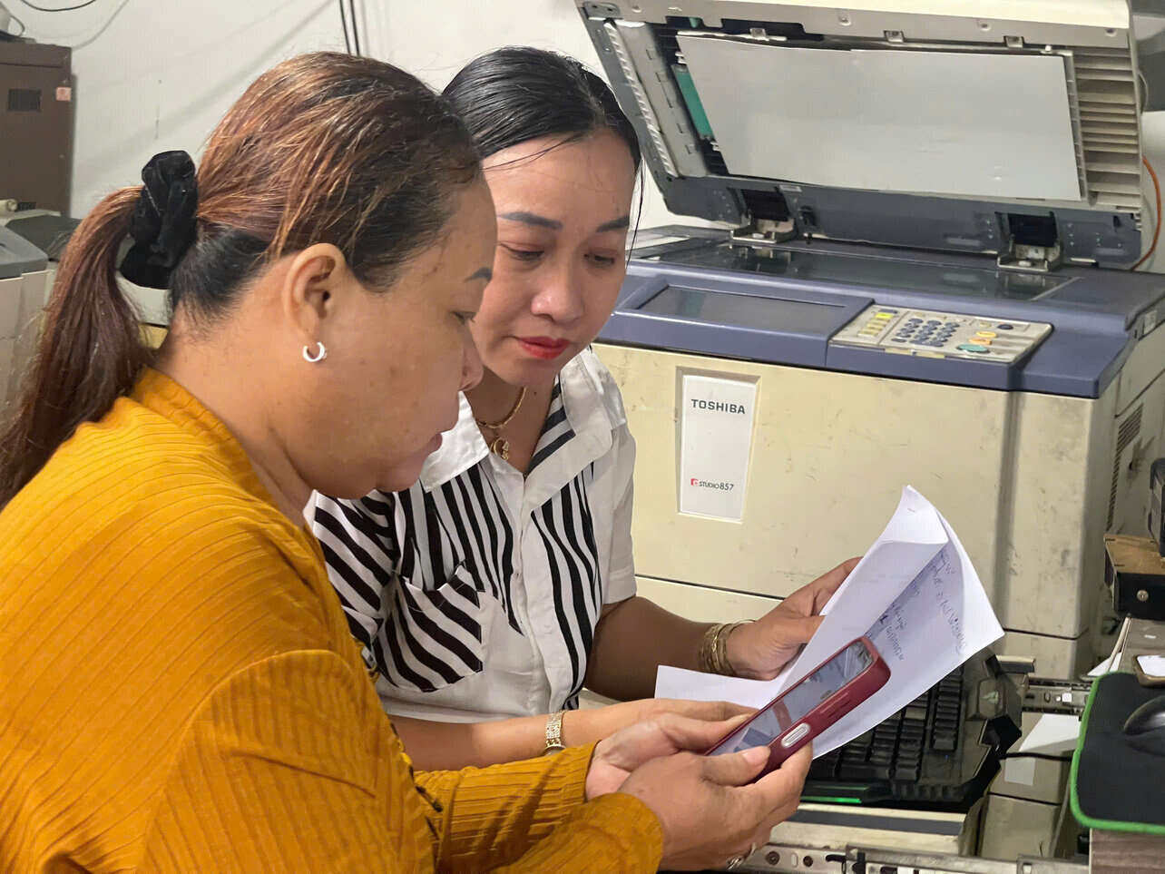 People of Hoa Minh ward actively responded to the digital transformation route model. Photo: Mai Huong