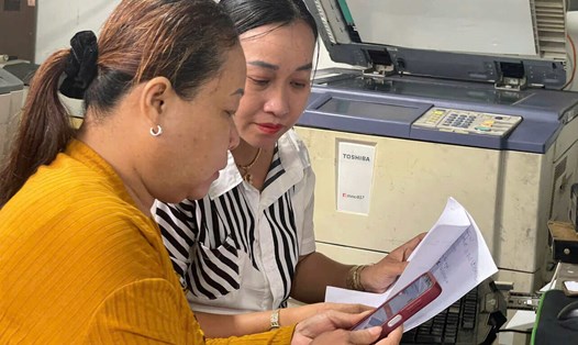 Người dân phường Hoà Minh tích cực hưởng ứng mô hình tuyến đường chuyển đổi số. Ảnh: Mai Hương