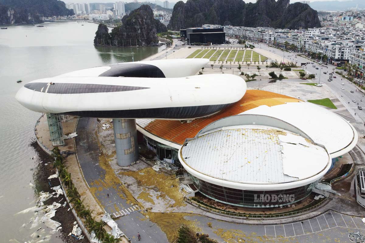 The Provincial Planning, Fair and Exhibition Palace - a prominent architectural structure of Quang Ninh province - was severely damaged after Typhoon Yagi. Photo: Doan Hung