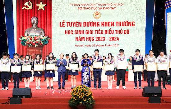 Lanh dao Trung uong, thanh pho Ha Noi khen tang hoc sinh co thanh tich xuat sac nam hoc 2023 - 2024. Anh: Quang Thai