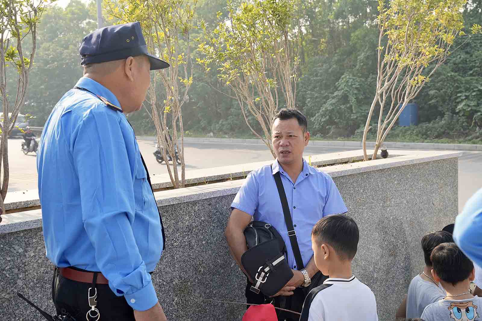 Nhan vien bao ve thong bao cho nguoi dan viec Bao tang tam thoi dong cua. Anh: Huu Chanh