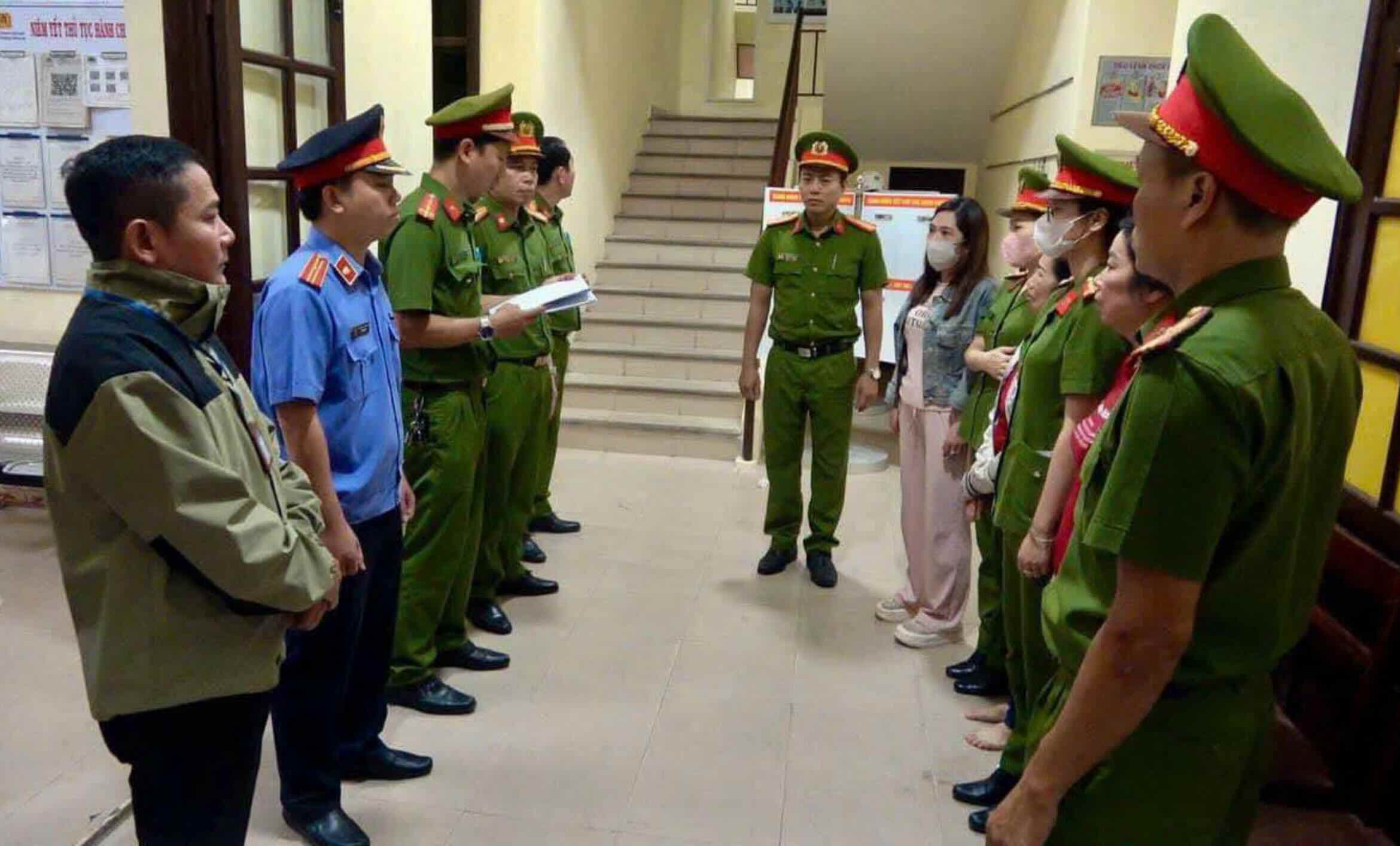 Hue City Police read the order to prosecute the related subjects. Photo: Hue City Police.