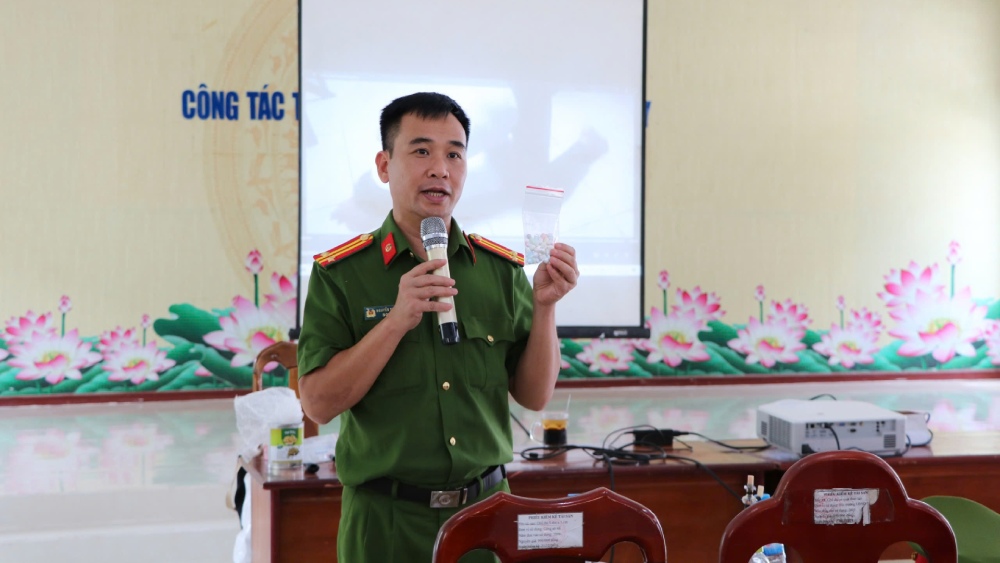 Police officers guide to identify types of drugs and the harmful effects of their use. Photo: Tien Dung