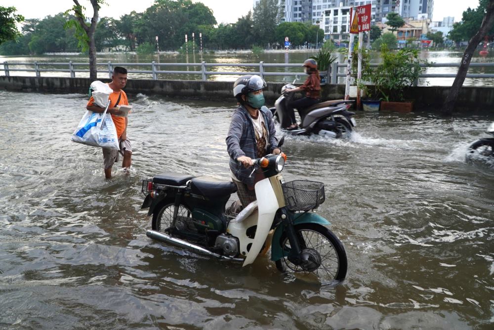 Nuoc ngap sau khien viec di lai cua nguoi dan gap nhieu kho khan.