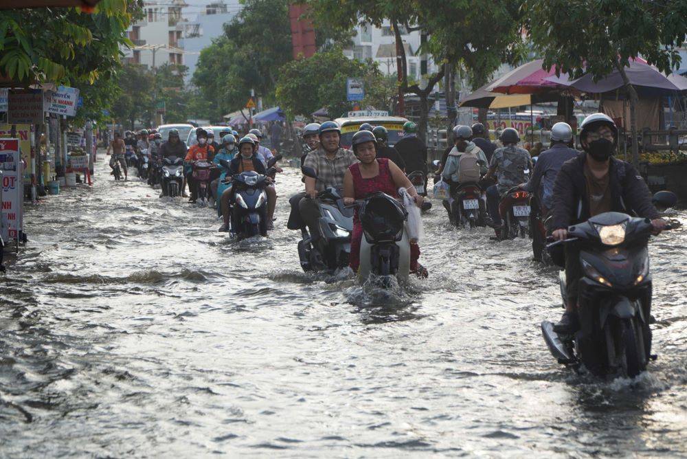 Tu khoang 16h, trieu cuong bat dau dang cao, khien doan duong dai khoang 300m tu gam cau Tan Thuan den doan giao giua Tran Xuan Soan voi Lam Van Ben bi ngap sau tu 30-50cm. 