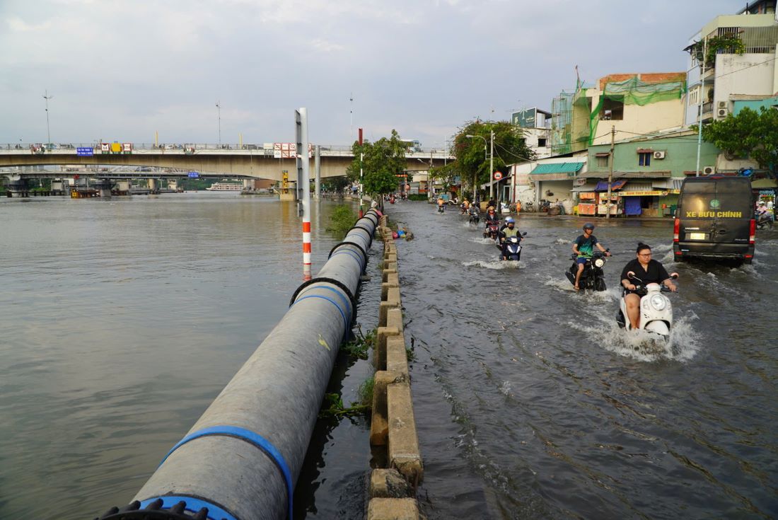 Theo du bao, ngay mai trieu cuong tren he thong song Sai Gon - Dong Nai se tiep tuc dang cao, nhung tuyen duong nhu Tran Xuan Soan, Tan Thuan, Huynh Tan Phat,...  co the bi ngap sau.