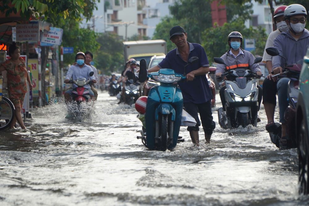 Tu khoang 16h, trieu cuong bat dau dang cao, khien doan duong Tran Xuan Soan (Quan 7) dai khoang 300m tu gam cau Tan Thuan den Lam Van Ben bi ngap sau tu 30-50cm. 