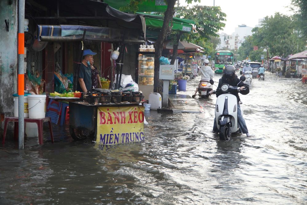 Nhung diem kinh doanh buon ban cua nguoi dan 2 ben duong nay cung roi vao tinh trang vang khach. “Nuoc ngap sau, nguoi dan phai tap trung dieu khien xe de ve nha chu ai quan tam den viec mua sam gi, vi the ma cu vao thoi diem nay viec buon ban bi vang khach“, ong 