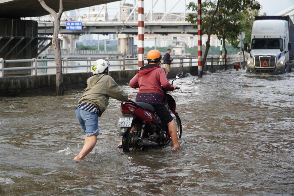 Nhieu phuong tien bi chet may tam thoi, buoc nguoi dan phai xuong dat bo.