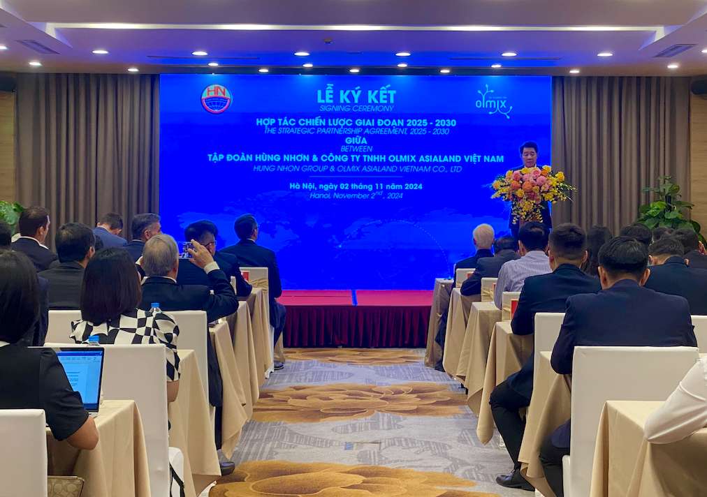 Scene of the signing ceremony between Hung Nhon Group and Olmix Asialand Vietnam Co., Ltd. (Olmix Vietnam), a member of Olmix Group. Photo: Thach Lam