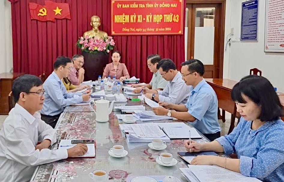 Dong Nai Provincial Party Committee's Inspection Committee held its 43rd meeting. Photo: Trinh Van Tuyen
