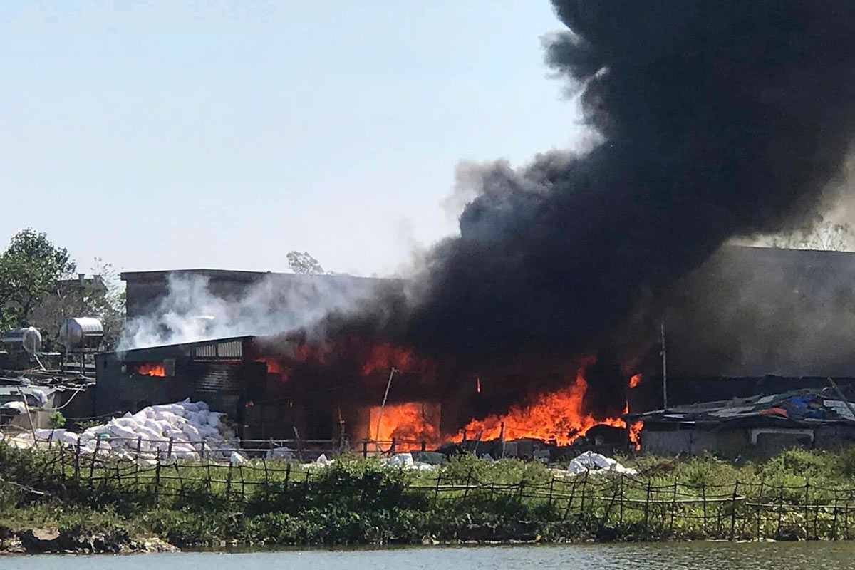 Scrap warehouse fire in Quang Ninh. Photo: Provided by local people