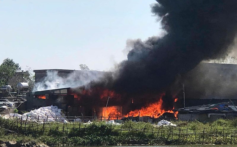 Scrap warehouse fire in Quang Ninh. Photo: Provided by local people