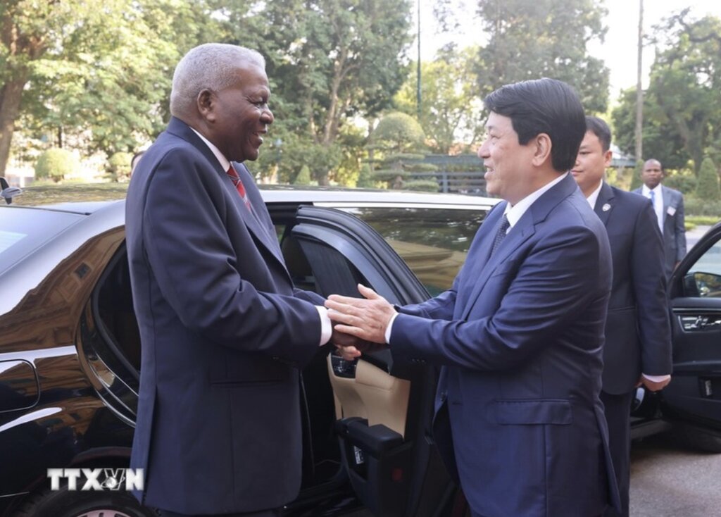 President Luong Cuong welcomes Cuban National Assembly President Esteban Lazo Hernandez. Photo: VNA