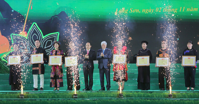 Mr. Do Van Chien - Member of the Politburo, Secretary of the Party Central Committee, Chairman of the Central Committee of the Vietnam Fatherland Front - presented certificates of merit to 8 delegations participating in the festival. Photo: Khieu Minh