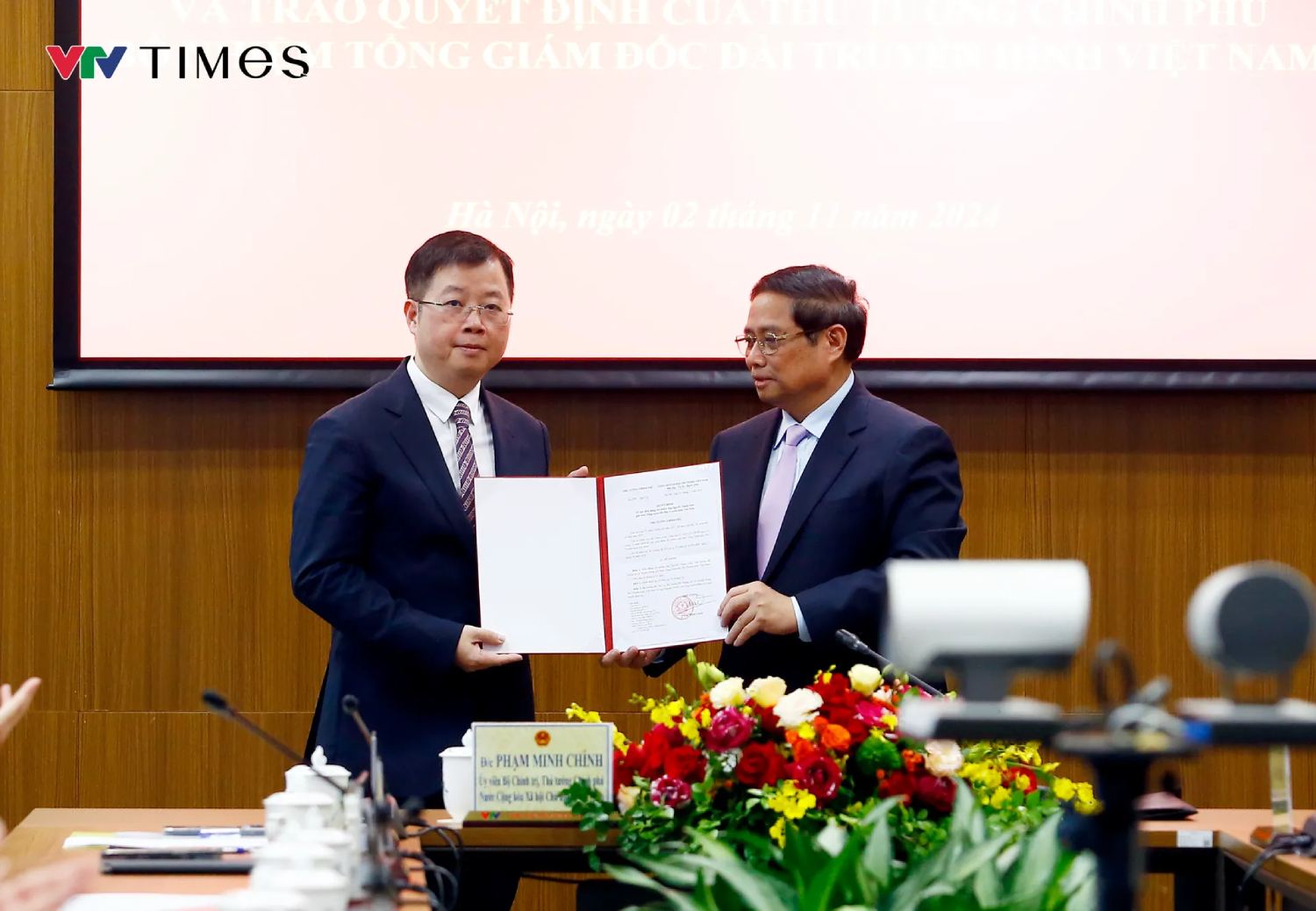 Prime Minister Pham Minh Chinh presents the decision to appoint the General Director of Vietnam Television. Photo: VTV