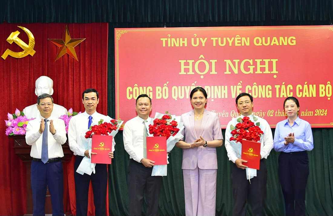 Hoi nghi cong bo cac quyet dinh ve cong tac can bo tai Tuyen Quang. Anh: Ngoc Hung