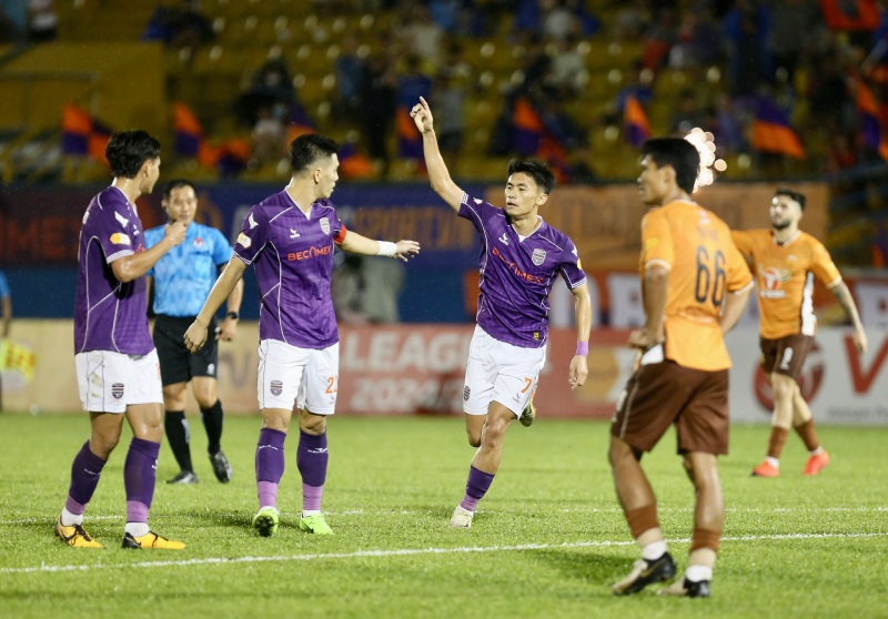 Tan dung viec Hoang Anh Gia Lai dang cao, Binh Duong lien tiep ghi them 2 ban nho cong cua Viet Cuong va Minh Khoa o cac phut 64 va 83 de thiet lap loi the dan 4-1.