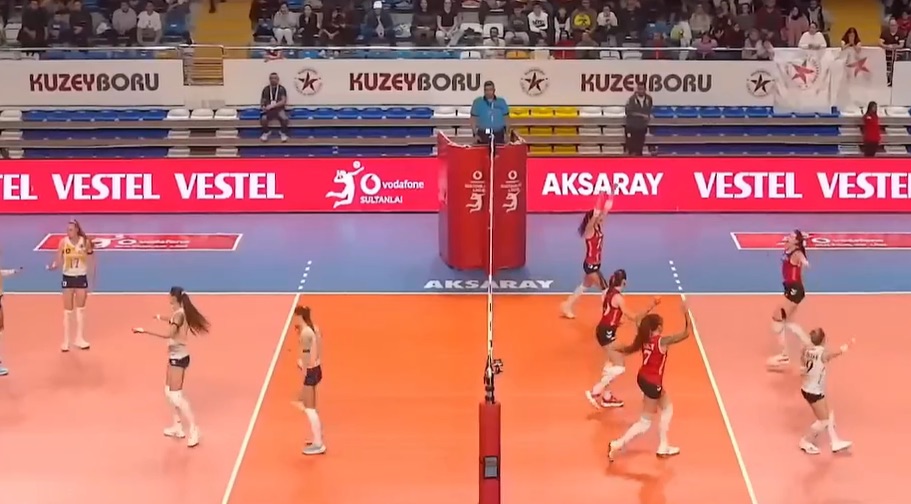 Kuzeyboru (trai) bi bam duoi ti so gat gao trong set 2.