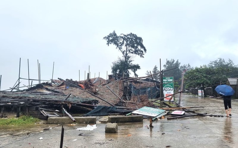 Shops in Gio Linh district collapsed due to the impact of storm No. 6 causing heavy rain. Photo: Hung Tho.