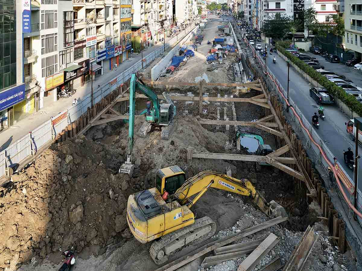 Cac hang muc thi cong ham chinh dang duoc nha thau tich cuc trien khai. Tren cong truong hang tram cong nhan cung may moc thi cong nhieu mui cung luc.